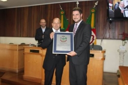 PRESIDENTE VER. BIGICO(PP) ENTREGA BRASÃO DO MUNICÍPIO AO BANCO DO BRASL - Câmara de Vereadores de Canguçu