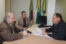 VER.PELOTENSE MARCUS CUNHA (PDT) VISITA PRESIDENTE JACONDINO (PSDB) - Câmara de Vereadores de Canguçu
