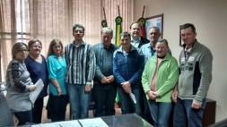 VER. NÉVINHO (PDT) PARTICIPA DE ATO DE ASSINATURA DE TERMO DE USO DE PRÉDIO MUNICIPAL - Câmara de Vereadores de Canguçu
