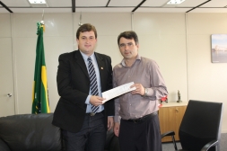 VER. VINICIUS PEGORARO ENTREGA OFÍCIO PARA O SECRETÁRIO DE DESENVOLVIMENTO ECONÔMICO, CIÊNCIA E TECNOLOGIA FÁBIO BRANCO - Câmara de vereadores de Canguçu