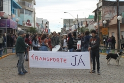 Alunos, pais e professores das Escolas Estaduais fazem caminhada em protesto a falta de Transporte Escolar - Câmara de Vereadores de Canguçu