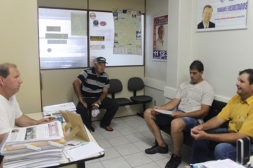 PRODUTORES DE LEITE E FRANGO SE REÚNEM COM O VER. MADRID (PP) PARA  FALAR SOBRE A REAL SITUAÇÃO DA COSULATI - Câmara de Vereadores de Canguçu