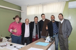 Cantor Sandro Oliveira faz visita ao Gabinete do Presidente Carlos Alberto Vargas da Silva (PP) - Câmara de Vereadores de Canguçu