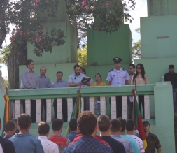 VICE-PRESIDENTE CLEDEMIR GONÇALVES (PSDB) ACOMPANHA A CERIMÔNIA DE JURAMENTO A BANDEIRA - Câmara de Vereadores de Canguçu