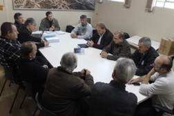 MORADORES JUNTAMENTE COM A COMISSÃO ESPECIAL DE VEREADORES SE REÚNEM COM O PREFEITO PARA TRATAR SOBRE A PAVIMENTAÇÃO DAS RUAS - Câmara de Vereadores de Canguçu