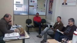 SECRETÁRIOS DE OBRAS E PLANEJAMENTO E DIRETOR DE TRÂNSITO SE REÚNEM COM O VER. MADRID (PP) PARA DEBATER A MENSAGEM EXECUTIVA N° 92/2015 - Câmara de Vereadores de Canguçu