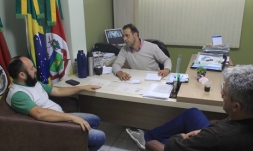 Presidente recebe representante da OSCIP CEADI - Câmara de vereadores de Canguçu