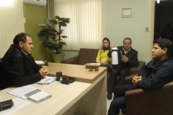 PALESTRANTE RENATO CARDOSO YARAMO E PRODUTORA DE EVENTOS ELIANA BIERHALS FAZEM VISITA AO PRESIDENTE JACONDINO (PSDB), ACOMPANHADOS DO VER. RODINHA (PT) - Câmara de Vereadores de Canguçu