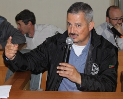 VER. ARION BRAGA (PP) APRESENTA EMENDA AO PROJETO DE PAVIMENTAÇÃO PARA DIMINUIR 30% DO VALOR DA OBRA E HAJA PARTICIPAÇÃO DA PREFEITURA - Câmara de Vereadores de Canguçu