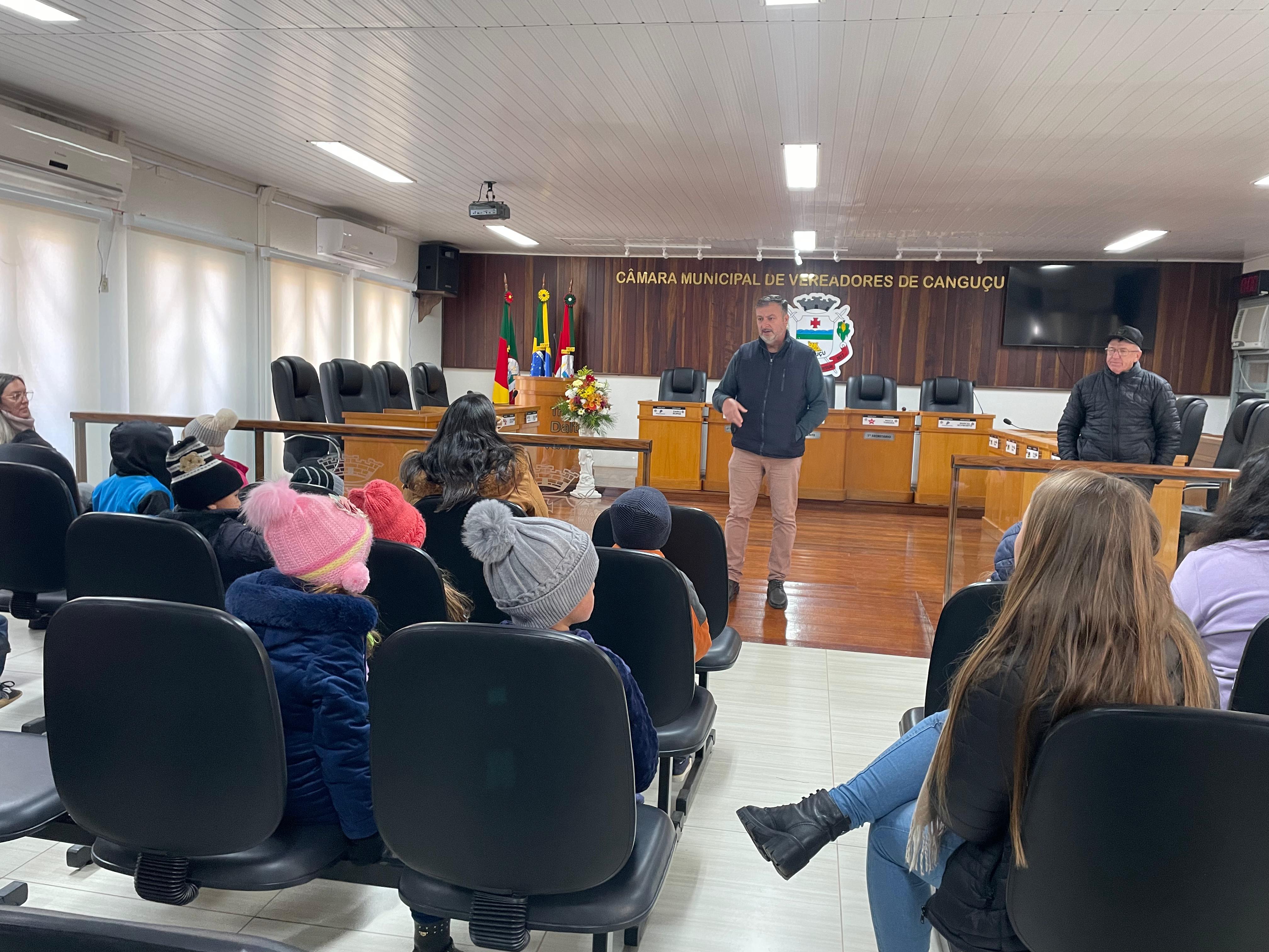 Câmara recebe visita de escolas do município - Câmara de Vereadores de Canguçu