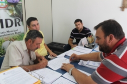 VER. CRISTIANO AGUIAR(PP) ACOMPANHADO DO PRESIDENTE DA ASSOCIAÇÃO DO MARIA ANTONIA E DO ASSESSOR DO DEP. AFONSO HAMM FORMALIZAM ENTREGA DE PATRULHAS A GRICOLAS NA SDR COM O SECRET. CLEIDER MENEGONI. - Câmara de Vereadores de Canguçu
