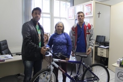 HOJE VEREADOR JOÃO DURÃO (PDT) FAZ ENTREGA DE BICICLETA - Câmara de Vereadores de Canguçu