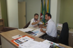 PRESIDÊNCIA RECEBE REPÓRTER QUE RETORNA A CANGUÇU  - Câmara de vereadores de Canguçu