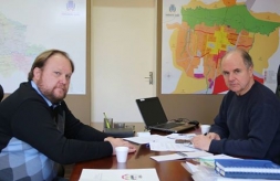 Ver. Neviton Nornberg (PDT) faz visita ao Prefeito de Venâncio Aires Airton Artus para discutir sobre a nova resolução da produção de tabaco - Câmara de Vereadores de Canguçu
