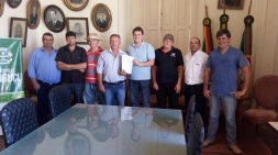 VEREADOR COMEMORA LICENCIAMENTO AMBIENTAL DE PEDREIRA NA SANGA FUNDA - Câmara de vereadores de Canguçu