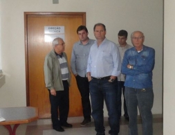 VER. VINICIUS PEGORARO(PMDB) ARTICULA EMENDA PARLAMENTAR NO VALOR DE R$ 180 MIL REAIS PARA O HOSPITAL DE CANGUÇU - Câmara de Vereadores de Canguçu